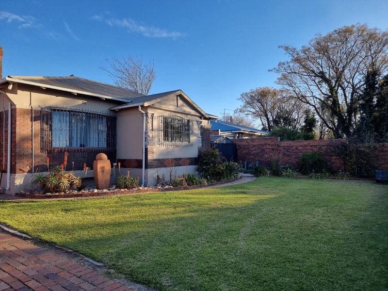 Dual Homes + Flatlets: Perfect for Big Families & Investors! - Photo 2