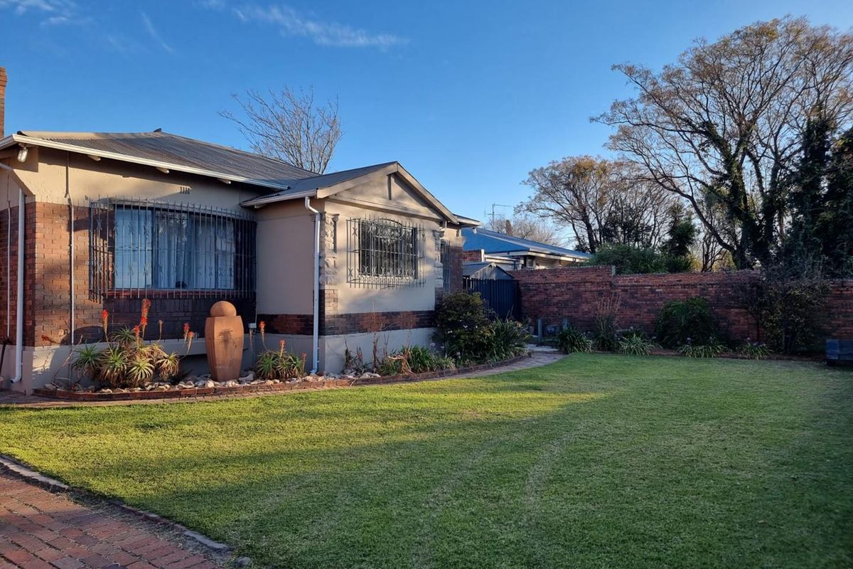 Dual Homes + Flatlets: Perfect for Big Families & Investors! - Photo 2
