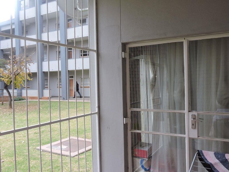 Charming Ground Floor Unit in Waterkloof Glen - Photo 2