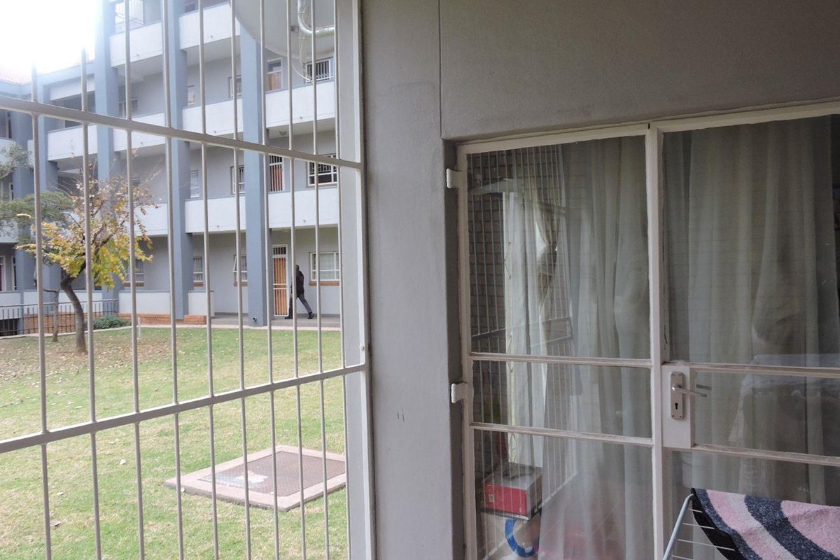 Charming Ground Floor Unit in Waterkloof Glen - Photo 2