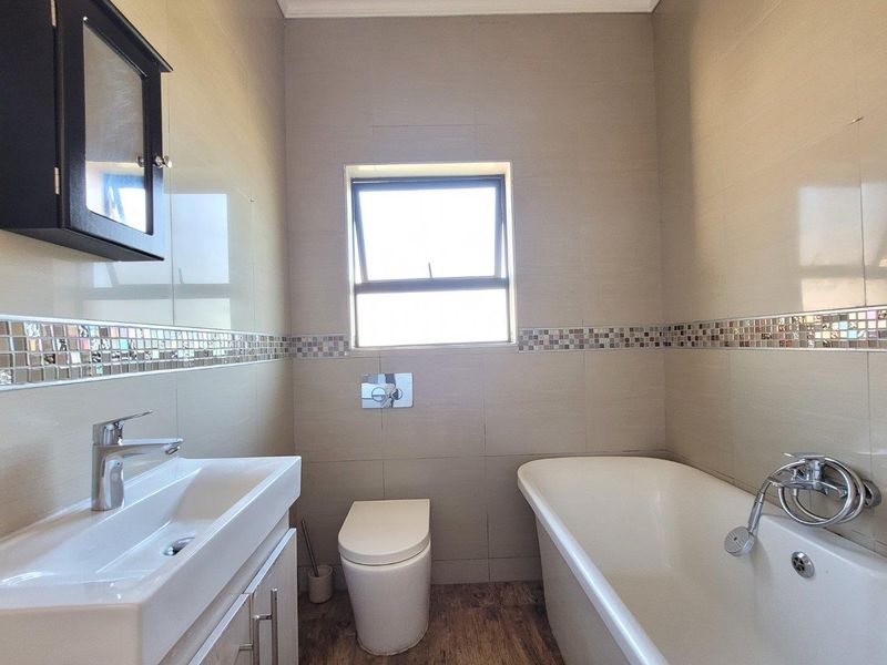 Palm Lakes Spacious Home - Photo 7