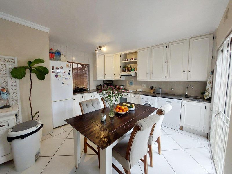 Delightful 1-bedroom, 1-bathroom duplex for sale in Strathavon - Photo 2