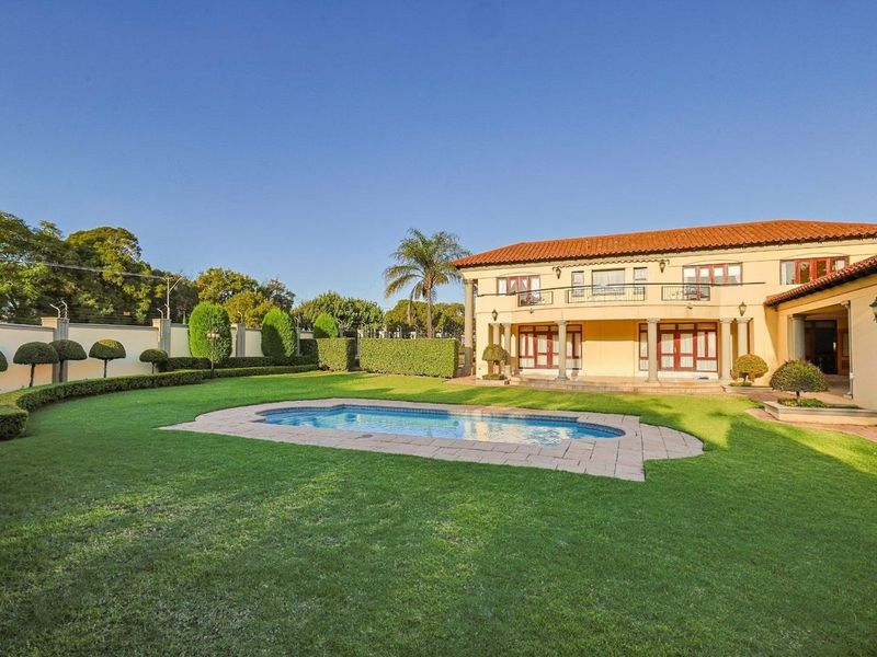 ACHITECTURAL ELEGANCE MEETS FAMILY COMFORT IN WATERKLOOF RIDGE - Photo 2