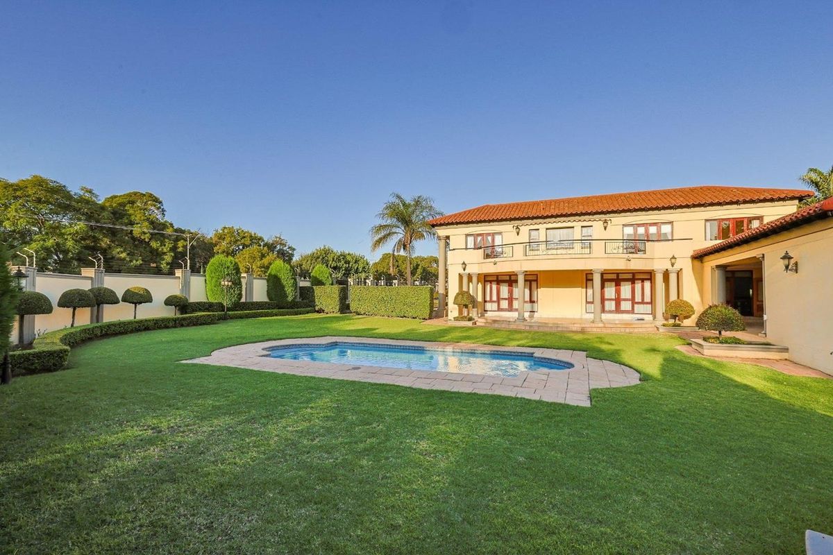 ACHITECTURAL ELEGANCE MEETS FAMILY COMFORT IN WATERKLOOF RIDGE - Photo 2