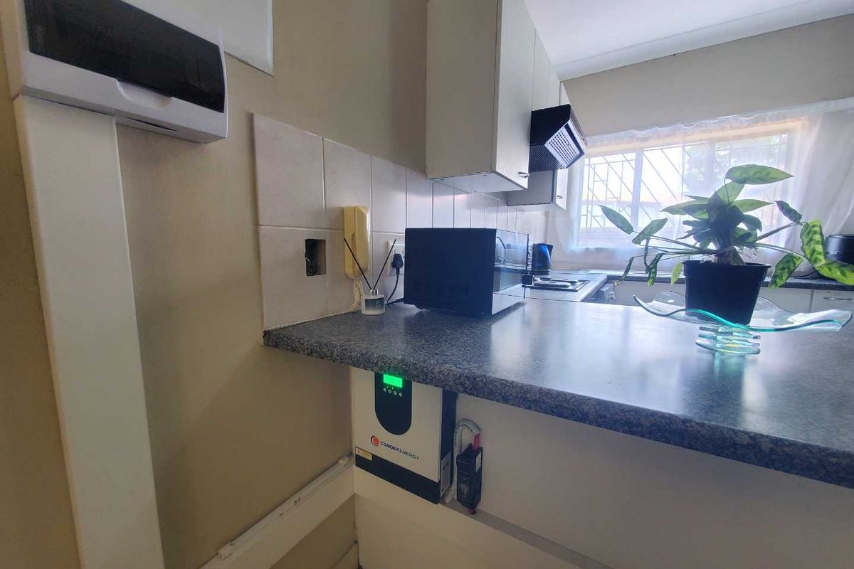 Ground-floor oasis  with a battery back-up in a  prime location - Photo 3