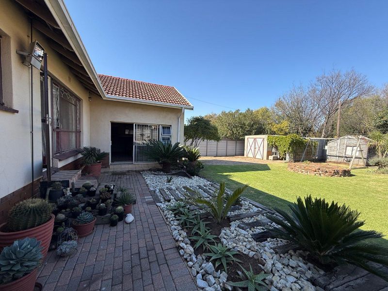 Tick all your boxes: 4bedrooms, study, pool, bar, jacuzzi ! - Photo 1