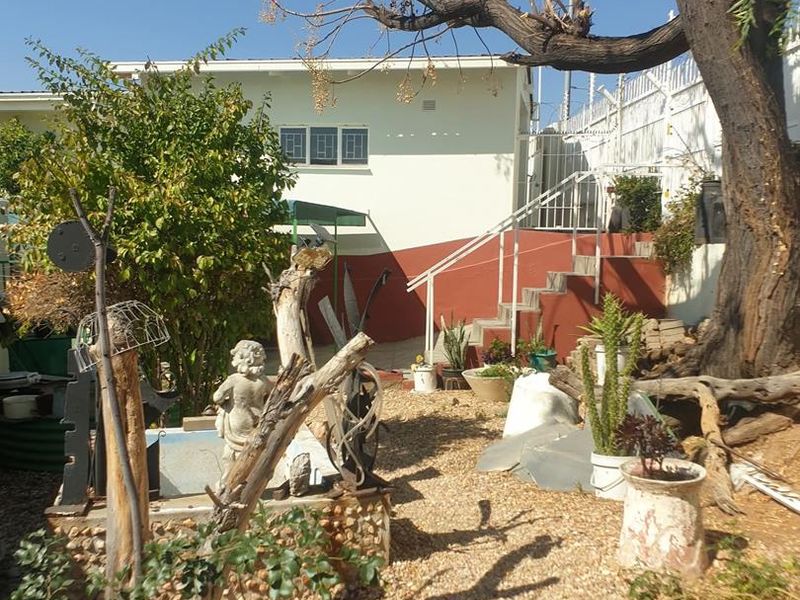 FAMILY HOME FOR SALE IN HOCHLANDPARK - Photo 2