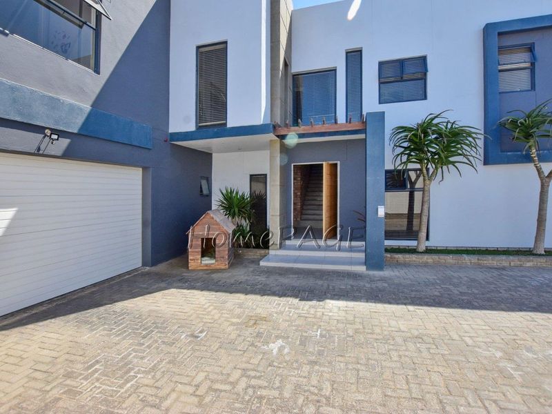 Fairway Estates, Walvis Bay:  5 Bedr Double Storey Contemporary Home is for Sale - Photo 2