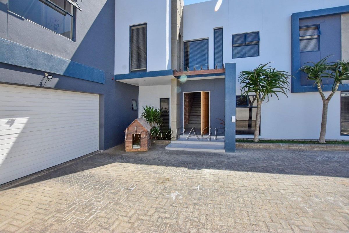 Fairway Estates, Walvis Bay:  5 Bedr Double Storey Contemporary Home is for Sale - Photo 2