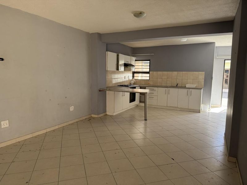 Double-Storey Townhouse [Mervin Court] Okahandja For Sale! - Photo 2