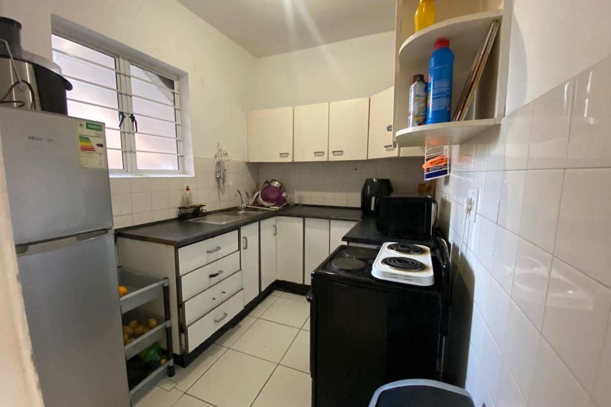 Ready to Move 2 bedroom in a well maintained prime area - Photo 2