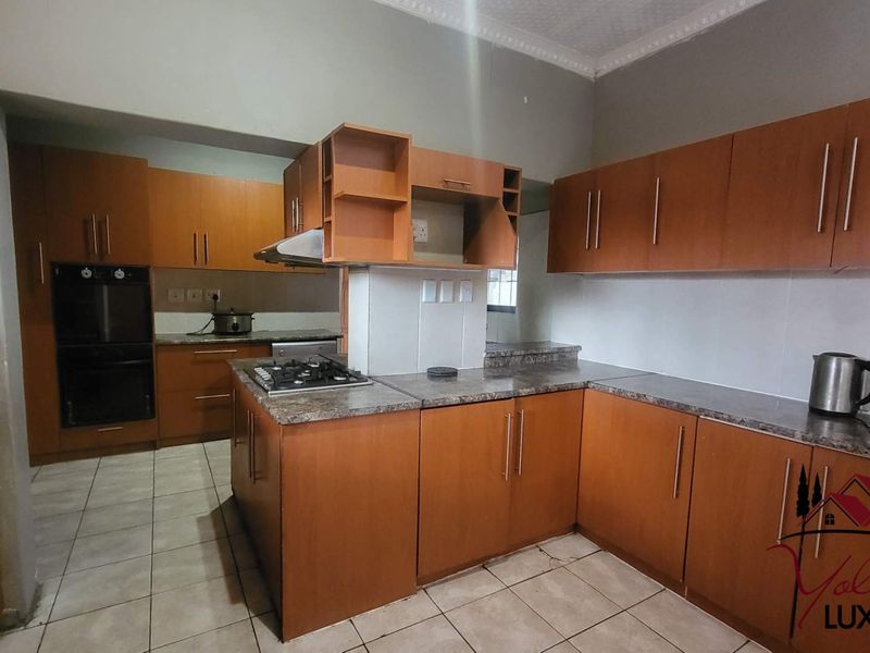 WELL MAINTENAED FAMILY HOME WITH GREAT INVESTMENT POTENTIAL - Photo 3