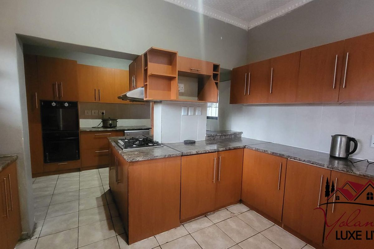 WELL MAINTENAED FAMILY HOME WITH GREAT INVESTMENT POTENTIAL - Photo 3