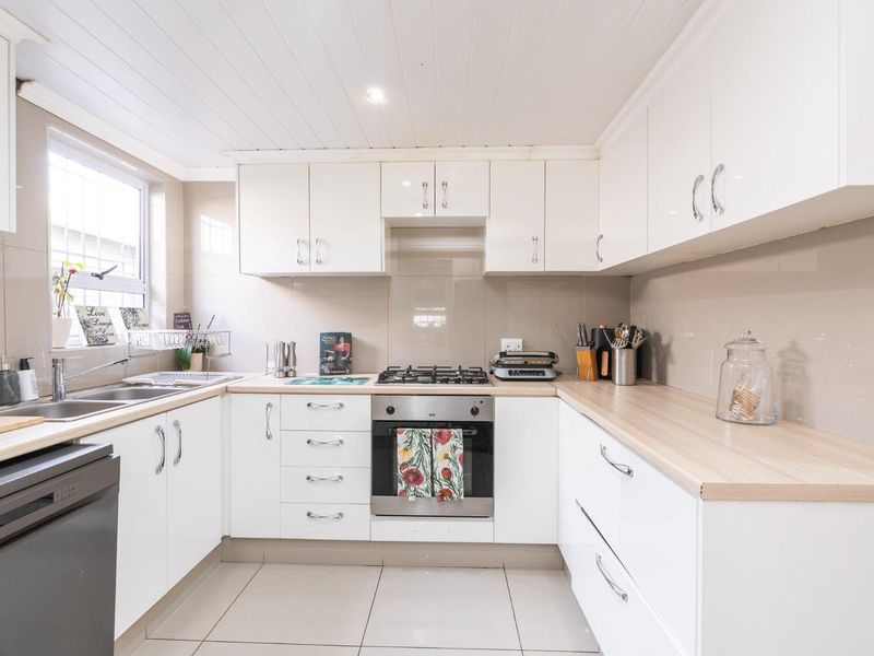 FREE STANDING FAMILY HOME - 3 BEDROOMS - 2.5 BATHROOMS - Photo 3