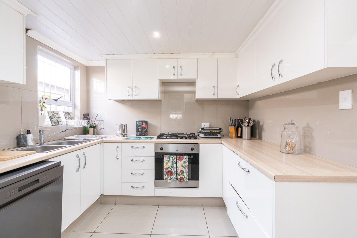 FREE STANDING FAMILY HOME - 3 BEDROOMS - 2.5 BATHROOMS - Photo 3