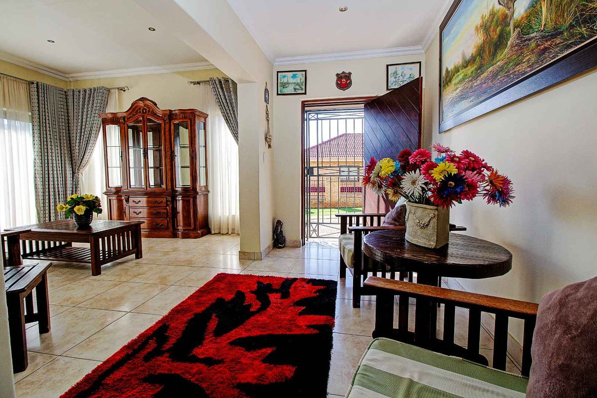 Space, Style & Security — Your Forever Home in Honeydew Ridge Awaits! - Photo 5