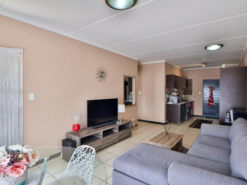 Modern 2-Bedroom Apartment in Central Park! - Photo 6