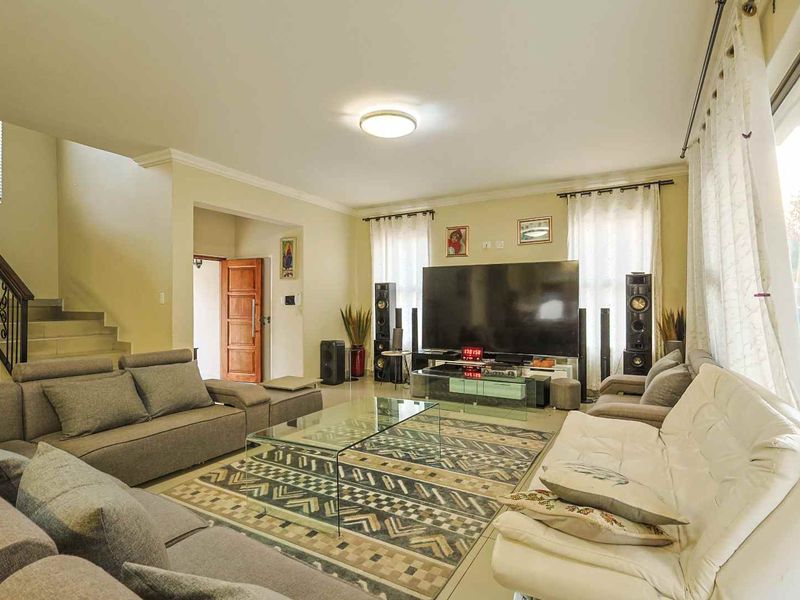 3 Bedroom Family Home with Pool & Covered Patio - Photo 6