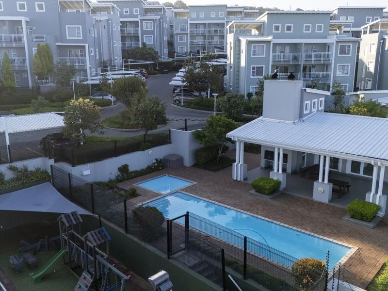 SPACIOUS 3-BEDROOM FIRST-FLOOR UNIT IN SECURE PAULSHOF COMPLEX - Photo 4