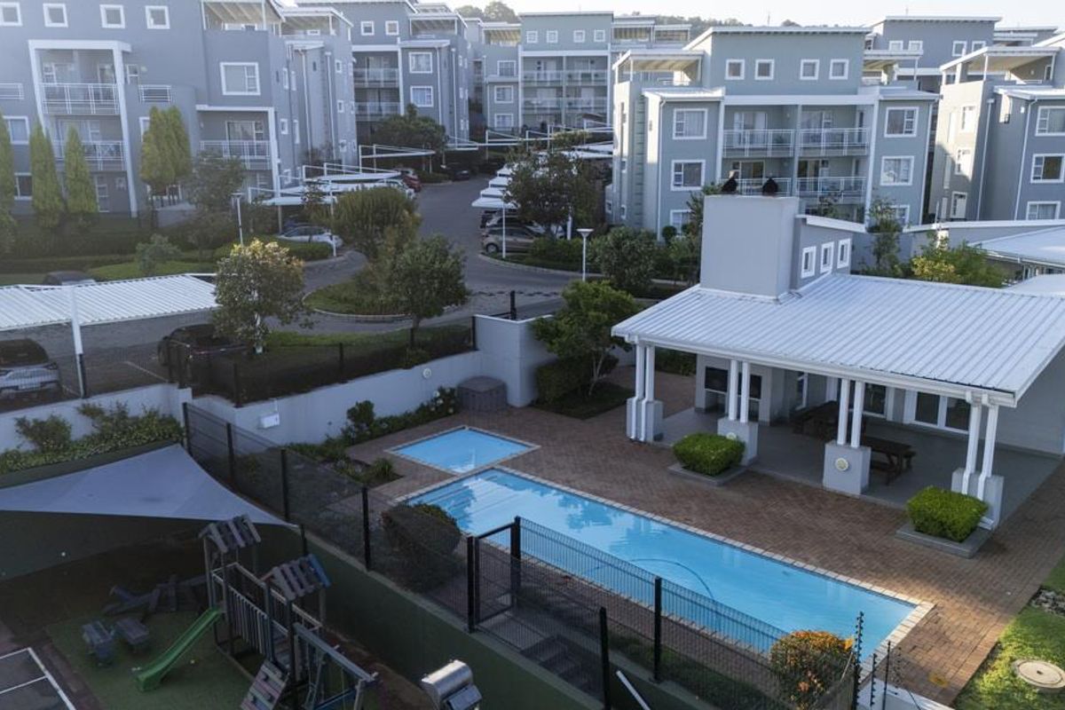 SPACIOUS 3-BEDROOM FIRST-FLOOR UNIT IN SECURE PAULSHOF COMPLEX - Photo 4