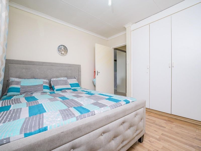Waterfall Park Apartment for sale - R975,000 - Photo 2