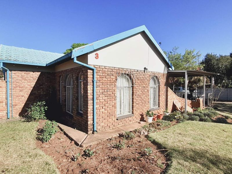 Discover Potential in Ifafi: Solid Home with Rental Opportunity - Photo 2