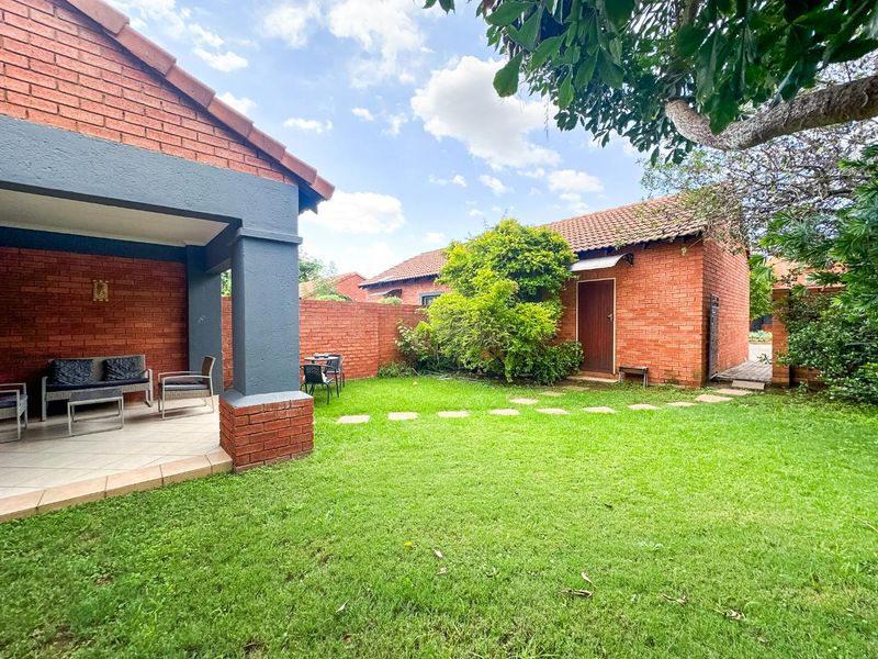 Modern & Stylish 2 Bedroom Townhouse in Rhodeberg Estate, Equestria - Photo 2