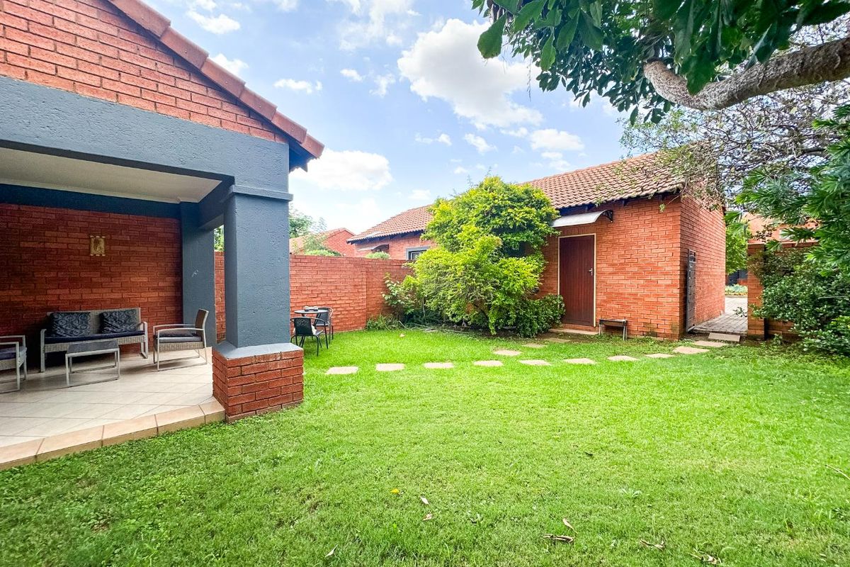 Modern & Stylish 2 Bedroom Townhouse in Rhodeberg Estate, Equestria - Photo 2