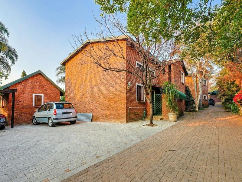 Ultimate Dual Living Opportunity: Two Homes, Solar Power, and a Borehole in Erasmuskloof - Photo 2