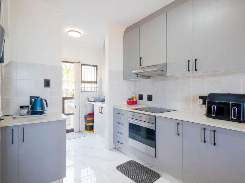 Completely renovated modern home - Photo 5