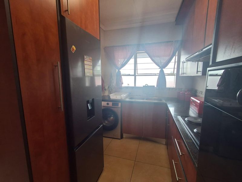 LOVELY UPSTAIRS UNIT IN BRACKENVELD VILLAS - Photo 4