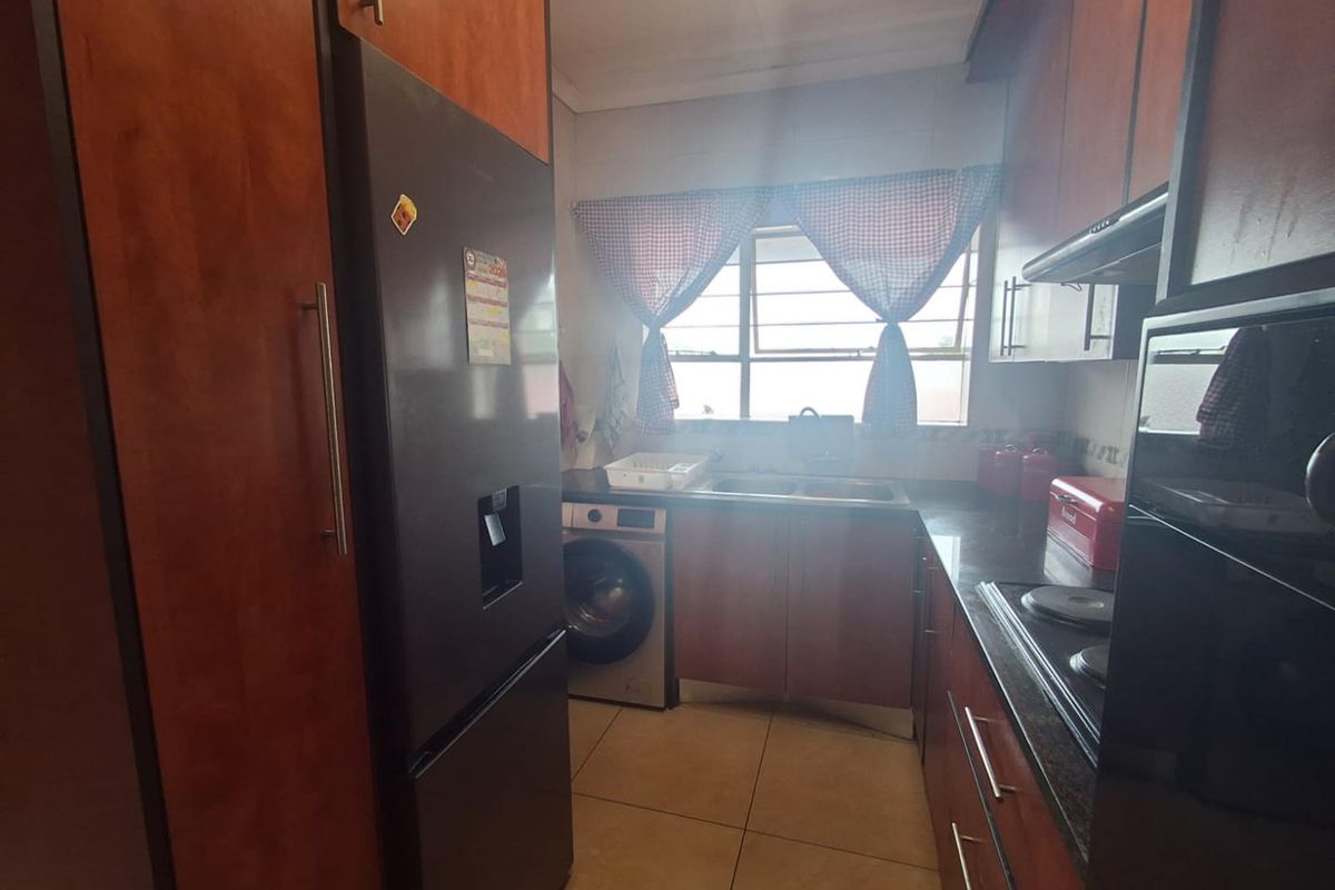 LOVELY UPSTAIRS UNIT IN BRACKENVELD VILLAS - Photo 4