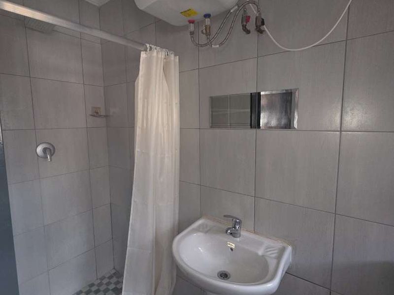 Bachelor to rent in Lotus Gardens - Photo 2