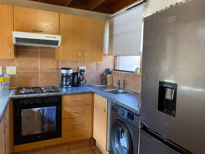 Sunny 1 Bed Apartment with Loft and 2 Balconies - Photo 4