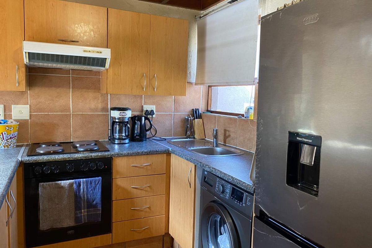 Sunny 1 Bed Apartment with Loft and 2 Balconies - Photo 4