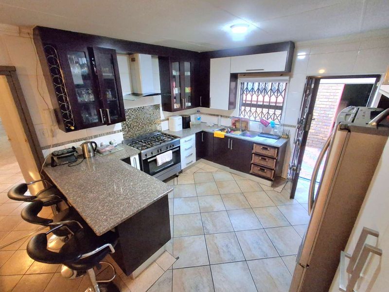 Elegant 4-Bedroom Family Home in The Orchards - Photo 8