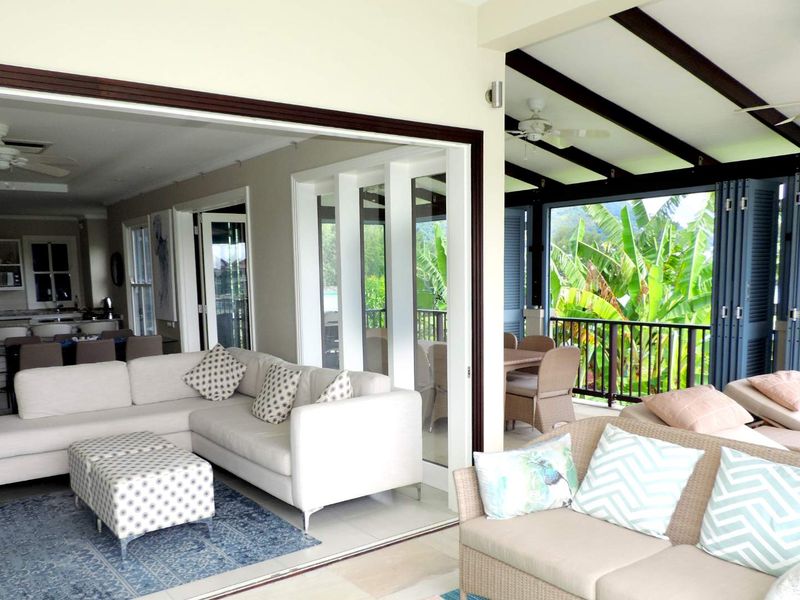 Exquisitely presented and immaculately kept top floor corner unit with wrap around views - Photo 2