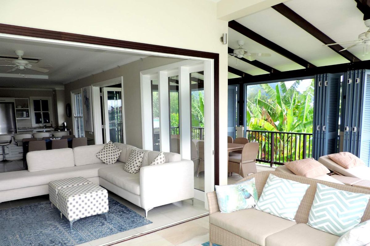 Exquisitely presented and immaculately kept top floor corner unit with wrap around views - Photo 2
