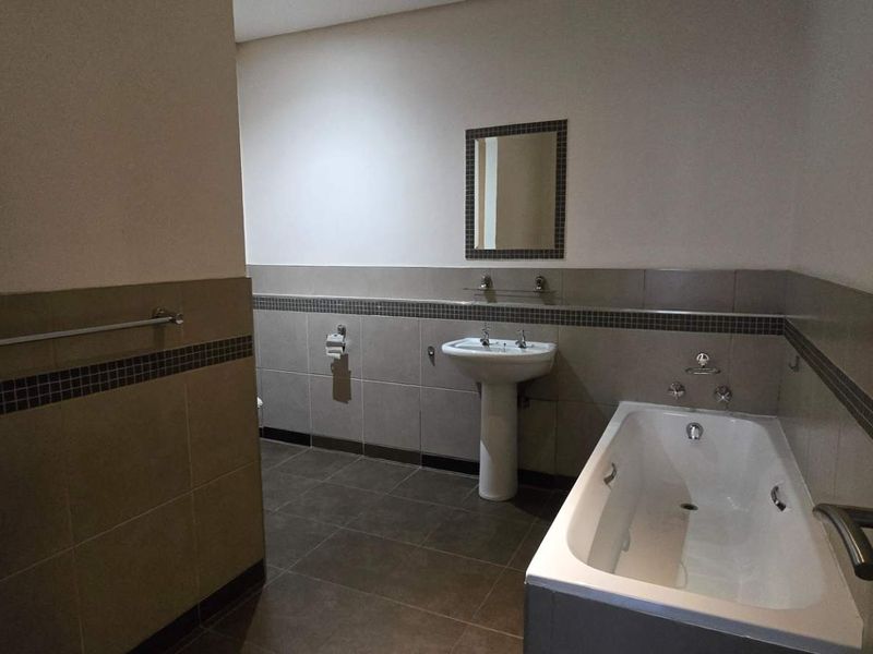 Two-Bedroom Apartment in Isibaya House for sale - Photo 7