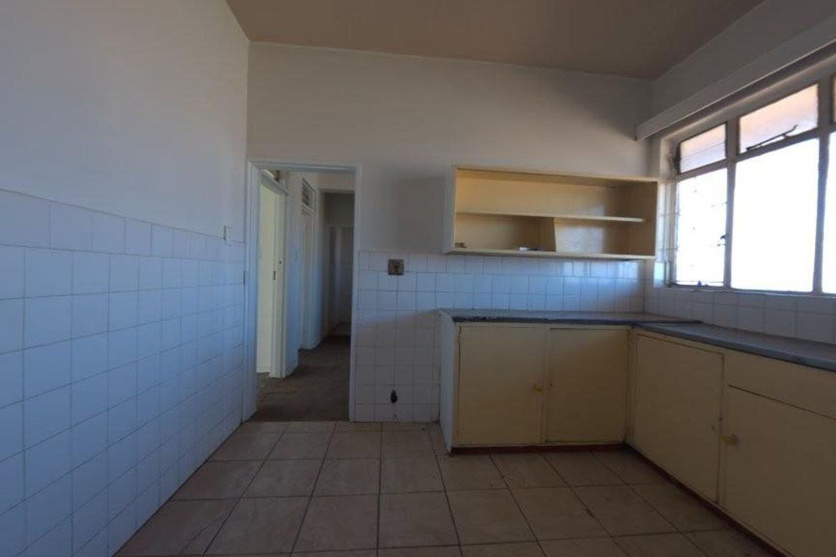 ONE AND HALF BEDROOM FLAT IN PRETORIA WEST : SIX MONTHS SPECIAL PRICE - R4020.00. - Photo 3