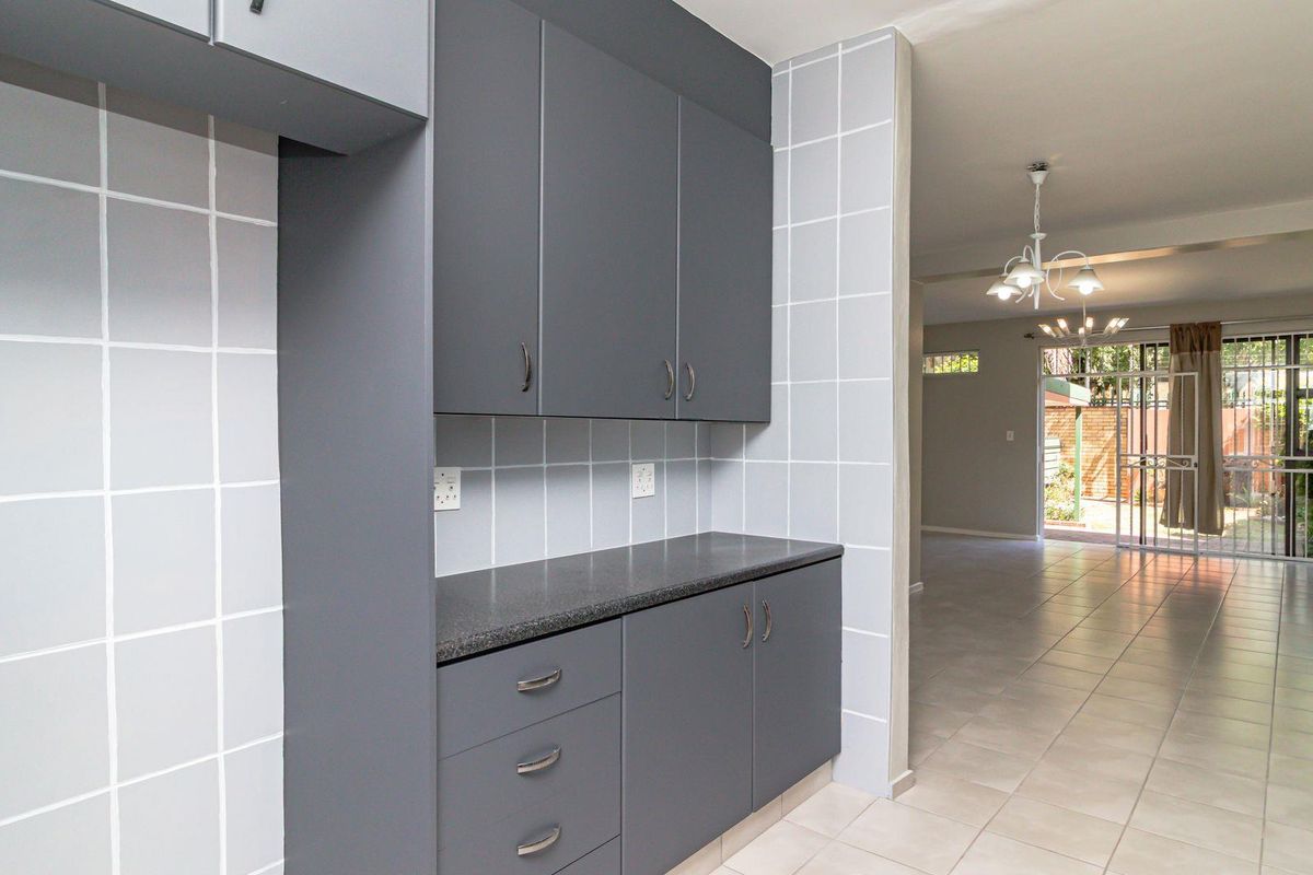 Spacious Duplex: Perfect Blend of Style and Functionality! - Photo 5