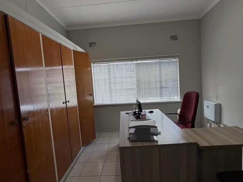 Office Building to Let - Photo 10