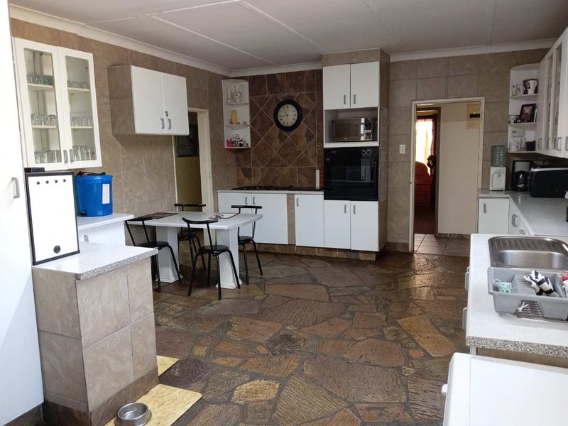 Entertain & Relax: Spacious 4-Bedroom with Outdoor Braai Area - Photo 4