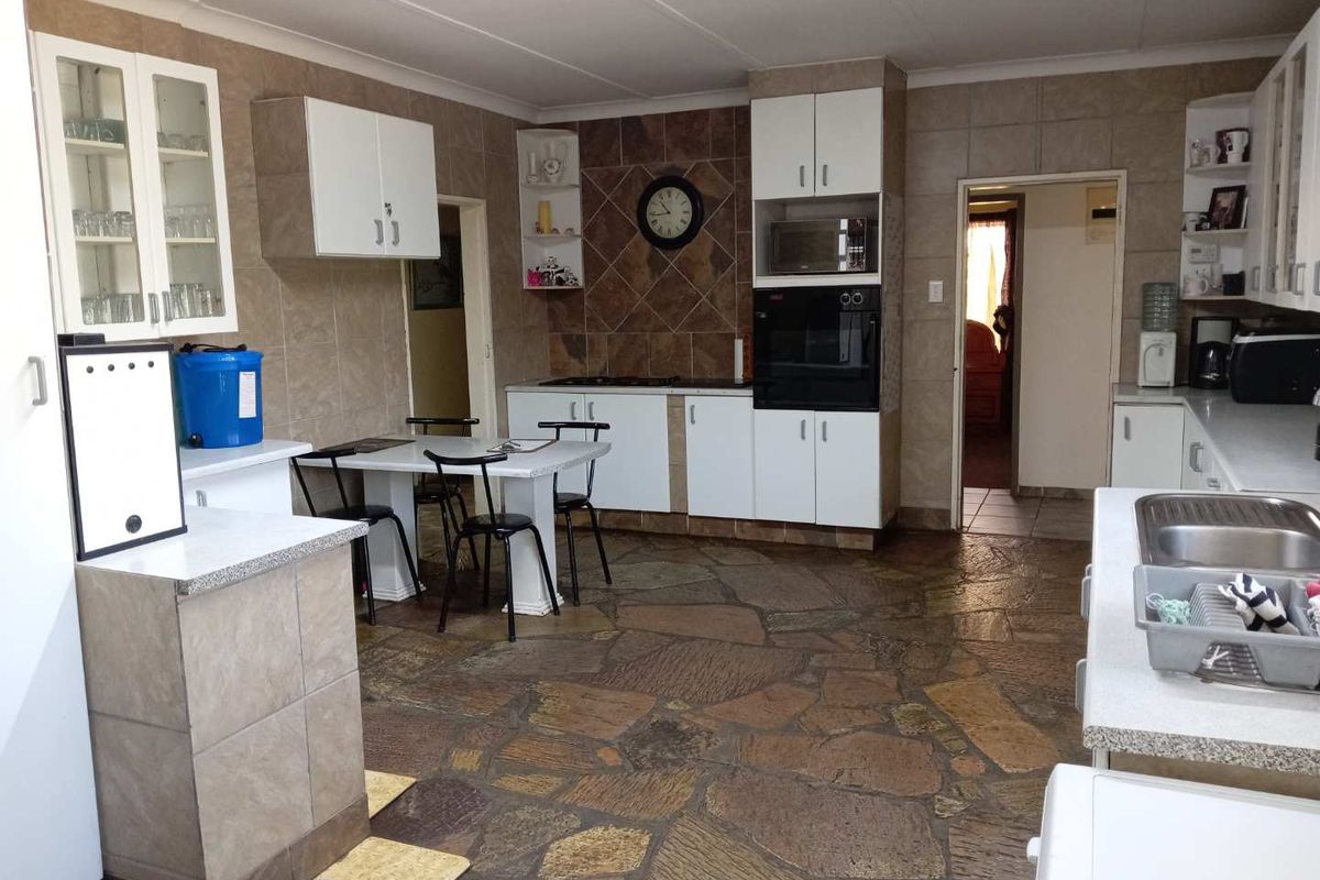 Entertain & Relax: Spacious 4-Bedroom with Outdoor Braai Area - Photo 4
