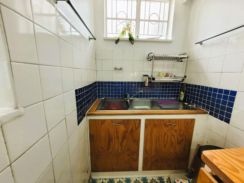 **Charming Flat in Upper Glenwood: Convenience Meets Comfort** - Photo 8