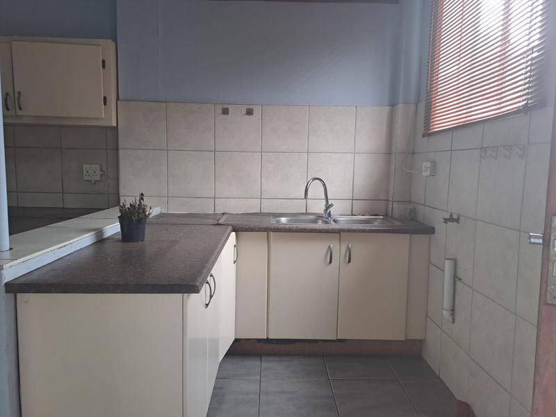 4 Bedroom House For Sale in Selection Park - Photo 9