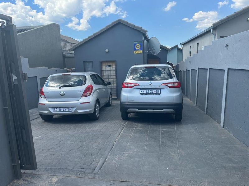 Property in South Hils - Photo 9
