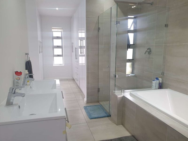 Beautiful 4 Bedroom home with pool Up for grabs - Photo 9