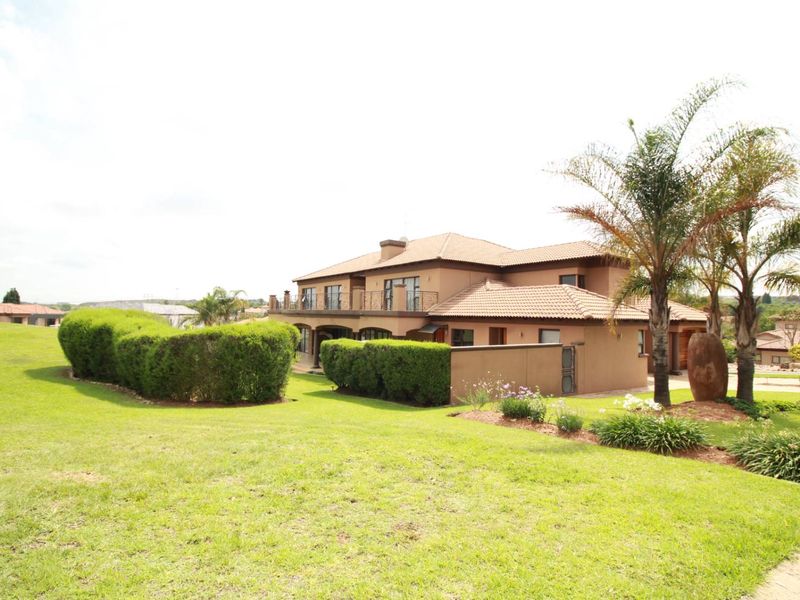 Elegant Family Living in a Prestigious Golf Estate - Photo 4