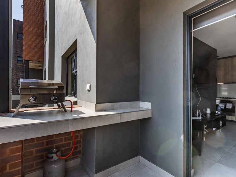 Modern 1-Bedroom Apartment in the Heart of Waterkloof - Photo 2
